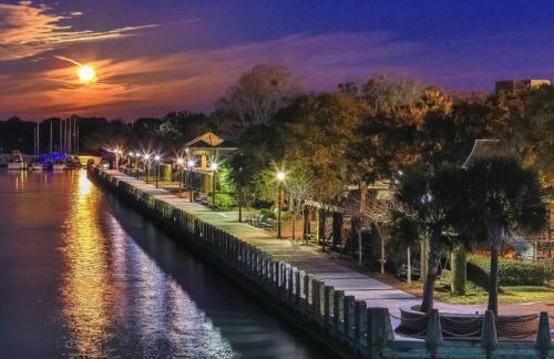 Gritz & Giggles, Where Southern Charm Meets Belly Laughs - Foto 22