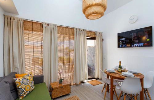 Modern Oasis with Sun & Style 3 Pools AC WiFi - Photo 5