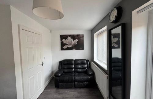 Modern 3- Bed Holiday Home - Private Parking Sleeps 10- 2 Min M62 - Foto 15