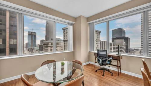 Luxury High-Rise w/ City View | Paid Parking | Gym - Foto 5