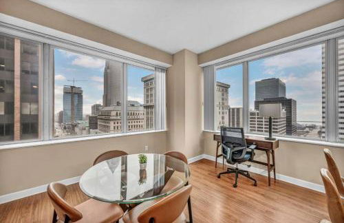 Luxury High-Rise w/ City View | Paid Parking | Gym - Photo 5