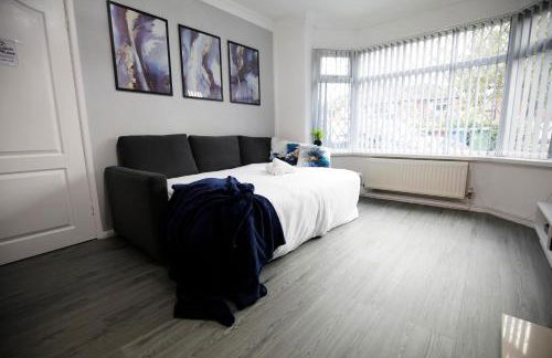 Spacious 3BR by Avalora Shortlets & Serviced Accommodations Queensway with big garden, Near train station - Foto 76