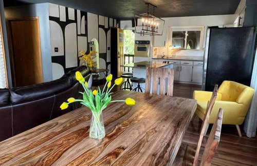 Vibrant Forest Retreat - Game Room, Spa, Fire Pit - Sleeps10 - Foto 22