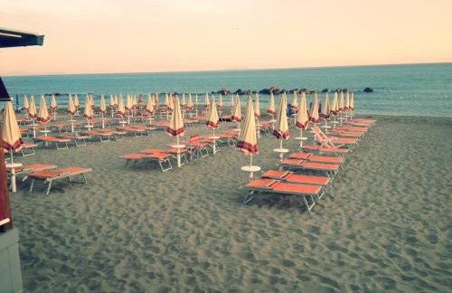 Un passo dal Mare - 50m from the Sea, with Garden, AC & WiFi - Foto 6