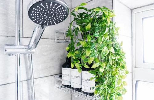 Spacious 3BR Weekend Getaway Home Near Etihad and Coop Live - Free Parking! - Foto 32