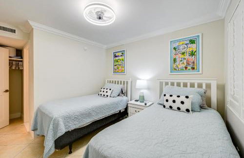 Naples Condo with Pool - Walk to Dining and Beach - Foto 15