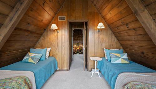 A-Frame with VIEWS - Walk to Downtown and Park - Pets OK - Foto 2