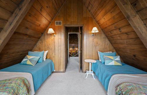 A-Frame with VIEWS - Walk to Downtown and Park - Pets OK - Foto 2