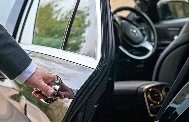 Coche de día completo con conductor a disposición en Frankfurt - Foto 1