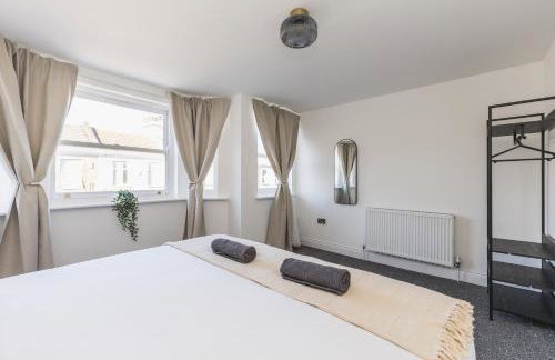 Arte Stays Serviced Houses Stratford - 3 Bedrooms 2 Bathrooms Houses London, Stratford, Maryland, Free Parking, Garden, Weekly or Monthly Stays - up to 8 guests - Foto 23