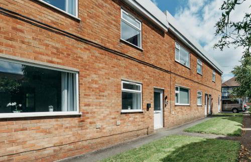 Spacious and Bright 2 Bedroom Apartment, Sleeps 6, 1st Floor with Free Parking, Business and Leisure by Jesswood Properties - Photo 13