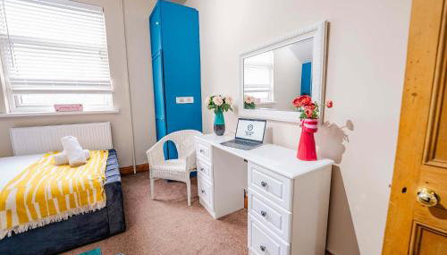 3BR 2Bath Home with Hot Tub Games Room By Stadium with Fast WiFi & Free Parking - Foto 3, wardrobe