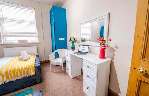 3BR 2Bath Home with Hot Tub Games Room By Stadium with Fast WiFi & Free Parking - Foto 3