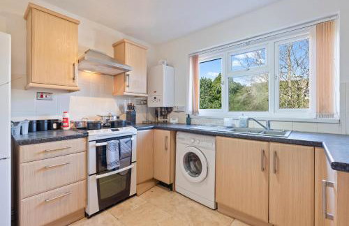 Luxury 2 Bedroom Apartment with Free Parking Opposite Queen Elizabeth Hospital - Photo 3