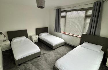 Contractor and Family, Private Detached Property DY5 - Foto 5