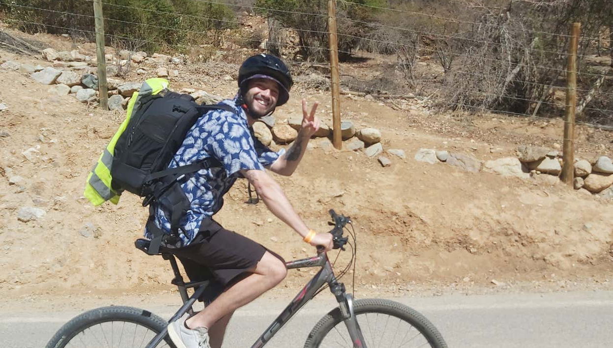 Ciclista en el valle de Elqui