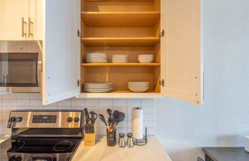 Riverwalk and Pool view Apt with King bed Infinity Pool Gym Free Parking - Foto 54