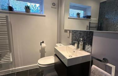 Contemporary detached house short train to London - Photo 28