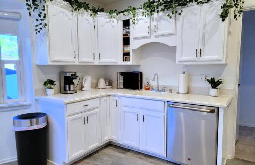 Private and large 2 bedroom house with Pool table, backyard and office near attractions - Foto 24