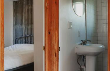 Secluded rustic 2-bedroom cabin on nature retreat - Photo 16