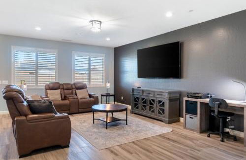 Spacious 4BR Home With BBQ, Near Sequoia & Fresno - Photo 1