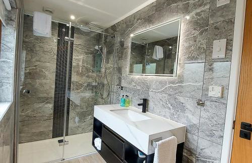 Meadow View Apartments are 2 and 3 bedroomed with private parking - Foto 8