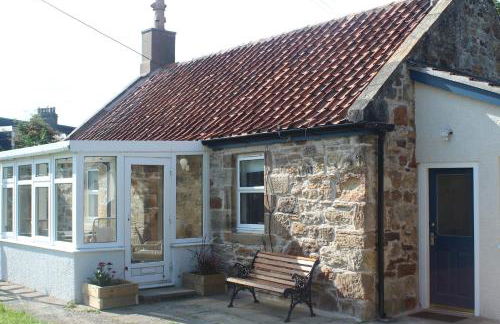 Carpenters Cottage- coastal stay with garden - Foto 24