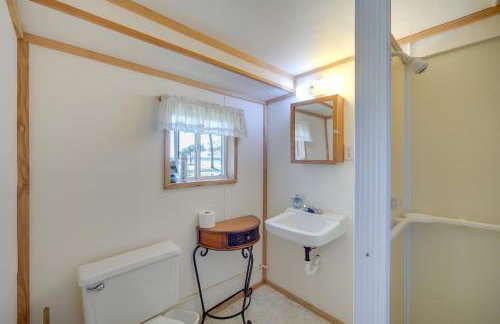 Rustic Cabin with Fire Pit, Steps to Sand Lake! - Foto 13