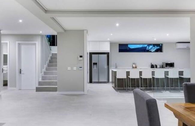 Large 9 Bedroom Villa in Camps Bay w Pool Apostles Views - Photo 14