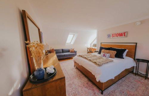 1820 House - VT Charm + Modern Comforts + Hot Tub - Foto 12