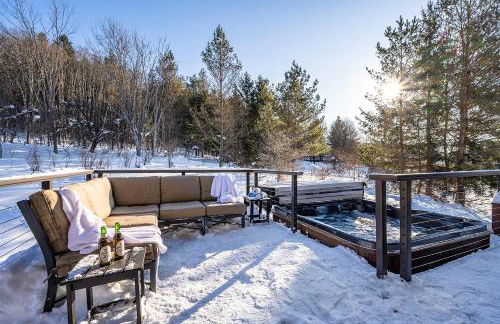 Walk to Village! Stunning timber chalet! Hot-Tub, Bonfire & more! - Foto 34