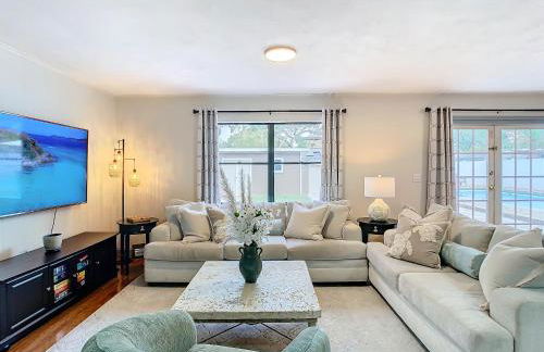 Poolside Paradise with Basketball Court - Foto 27