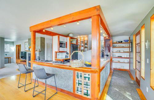 Gig Harbor Home Large Deck, Outdoor Dining Area - Foto 8