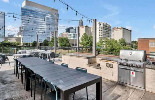 Skyline Retreat - Free Parking, Pool, Balcony - Foto 15