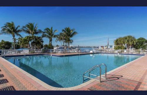 Stylish 2 bedroom home Steps from private beach - Foto 24