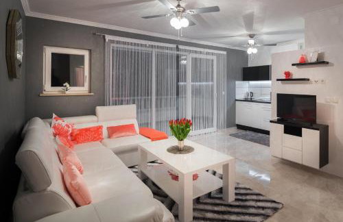 La Perla Apartments 2 - Photo 8