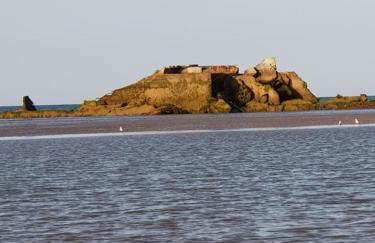 Appartement F1 mansardé à 100m de la plage, proche de Arromanches et des plages du Débarquement - Photo 2