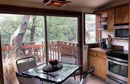 Contemporary Treetop Cabin with a Luxury Hot Tub in Idyllwild, California - Foto 3