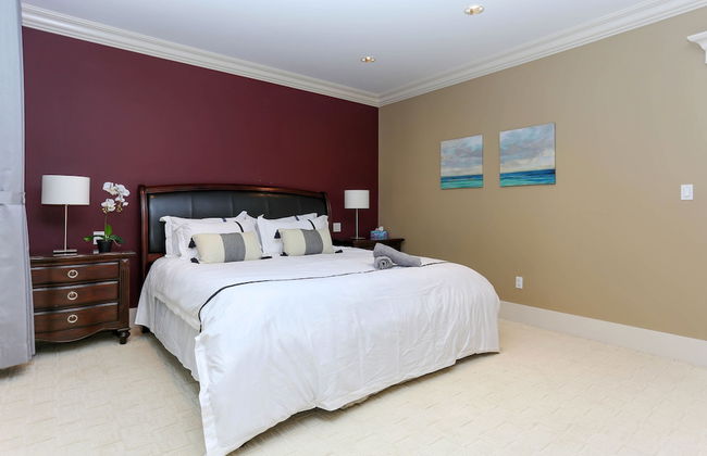 Grand 4 Bedroom Vacation House near Vancouver Downtown - Photo 12