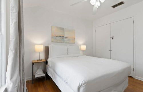 Large Fenced Yard near Midtown- Shamrock Stay - Foto 36