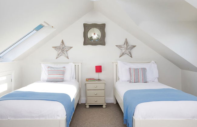 4BR Beach House Sleeps 10 - 5 Mins Walk to the Sea - Foto 33