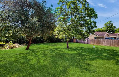 Walkable 1900s Home with Porch in Downtown Buda - Foto 16