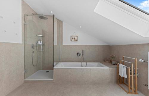 ALPENglück - Stylisches Dachgeschoss-Apartment mit Bergblick, großer Balkon & 3 Schlafzimmern - Foto 27
