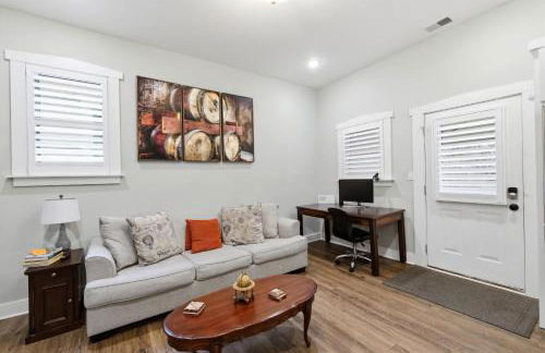 Charming Home in the Highlands W Private Backyard - Foto 59