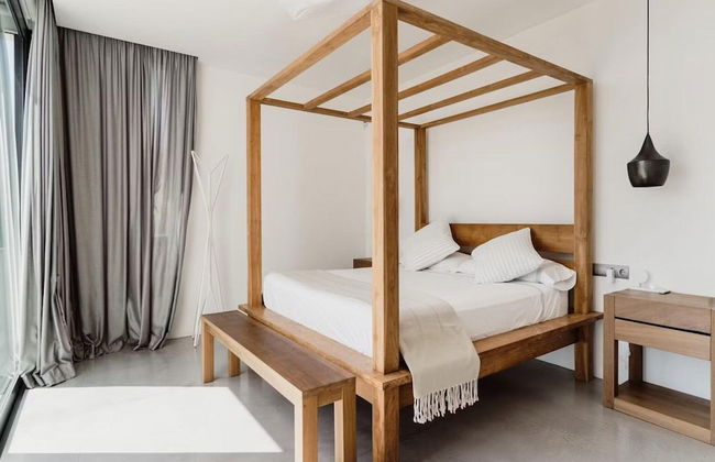 Modern Villa With Minimalistic Decor - Photo 2