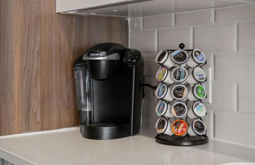 Stunning Downtown Apartment with Pool, Laundry, Parking - Foto 16