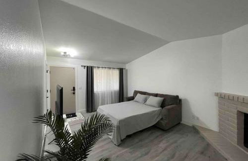 Entire Modern House with King bed & 65inTV - Foto 17