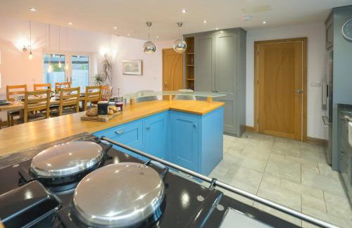 Modern 4-Bed Home Spacious & Comfortable - Pass the Keys - Foto 10