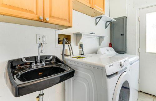 Furnished Sunroom with TV! Canal-Front Bradenton Gem - Foto 26