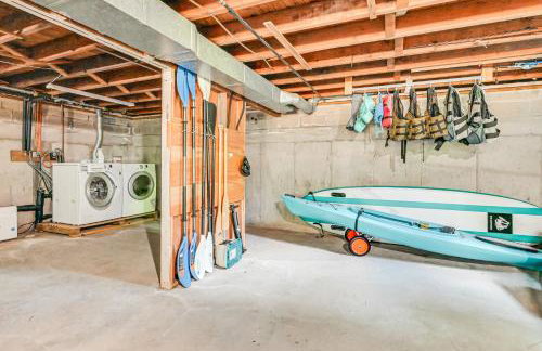 Becket Home with 3-Season Porch Walk to Lake Access - Foto 18